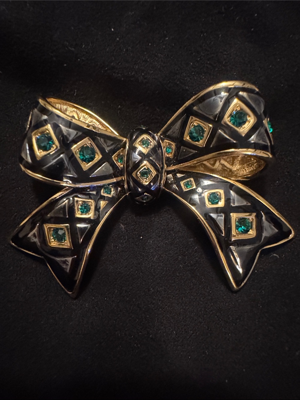 Vintage rare Joan Rivers Gold-Tone Black Enamel Bow Brooch w/Green Stones